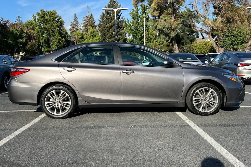 Used 2017 Toyota Camry SE Sedan