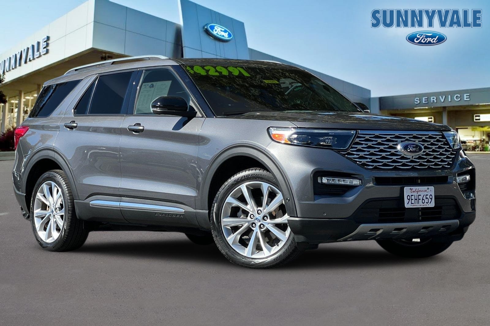 2022 Ford Explorer Platinum's photo