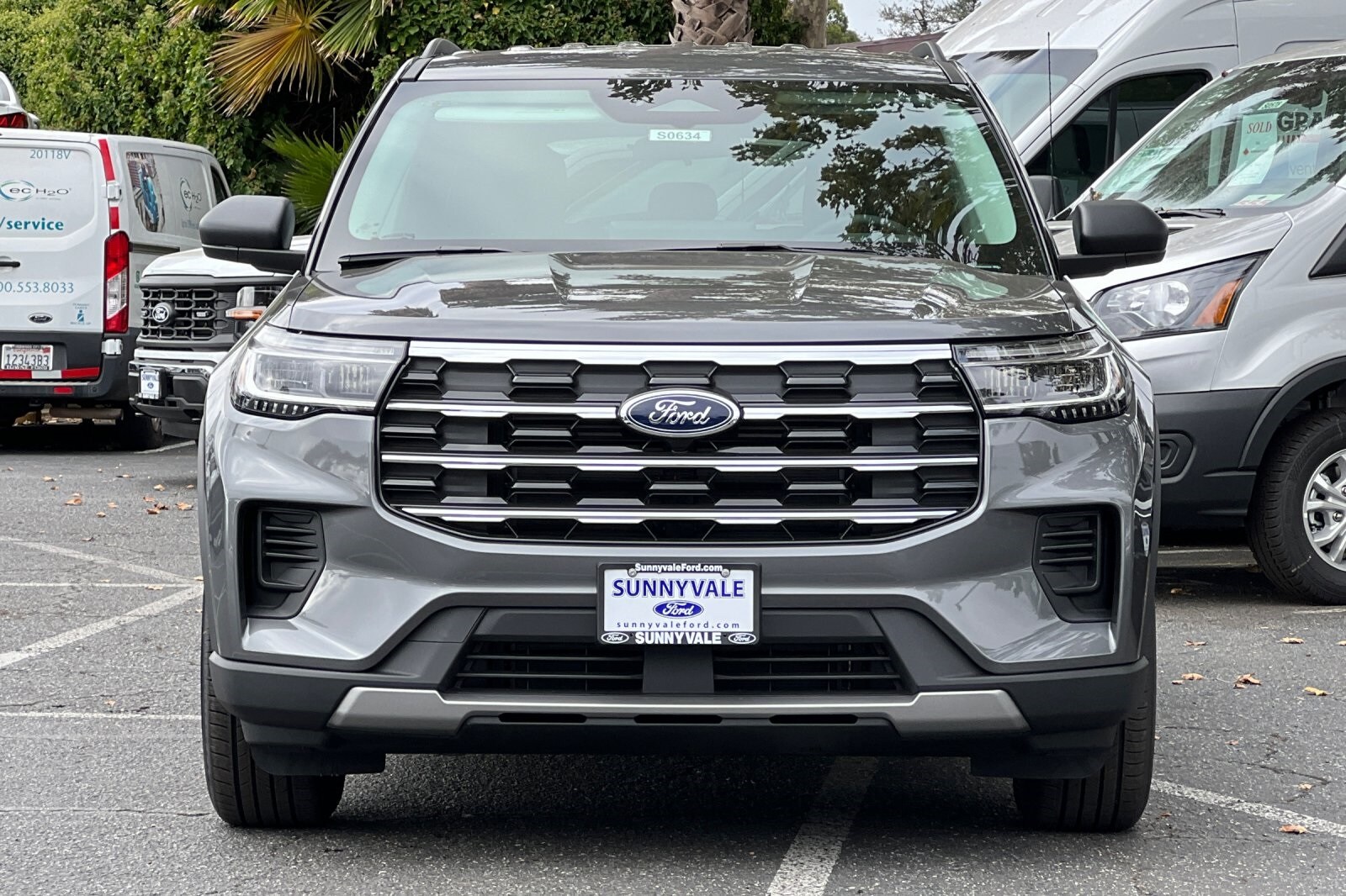 2025 Ford Explorer photo 2