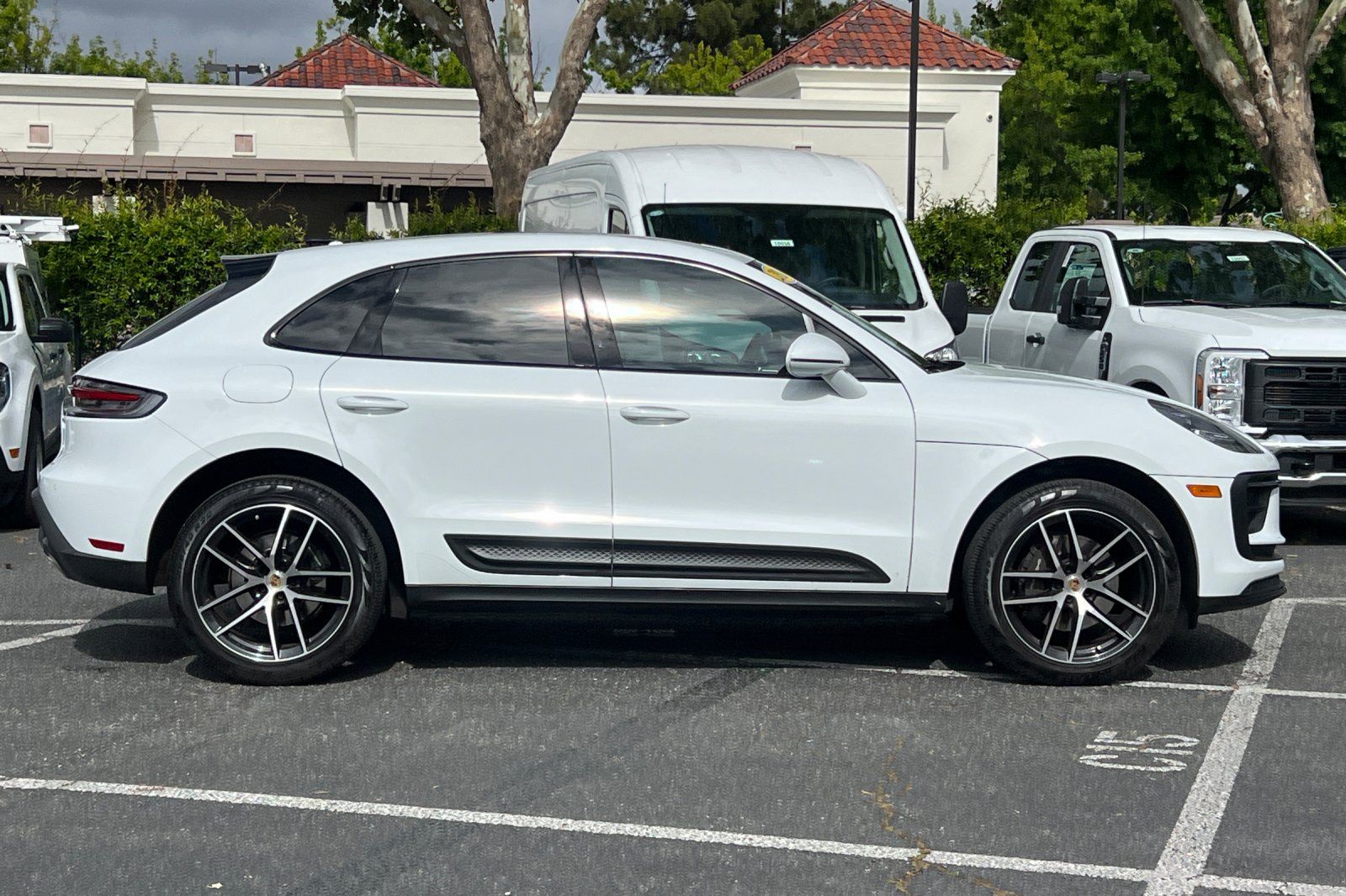 2024 Porsche Macan AWD photo 2