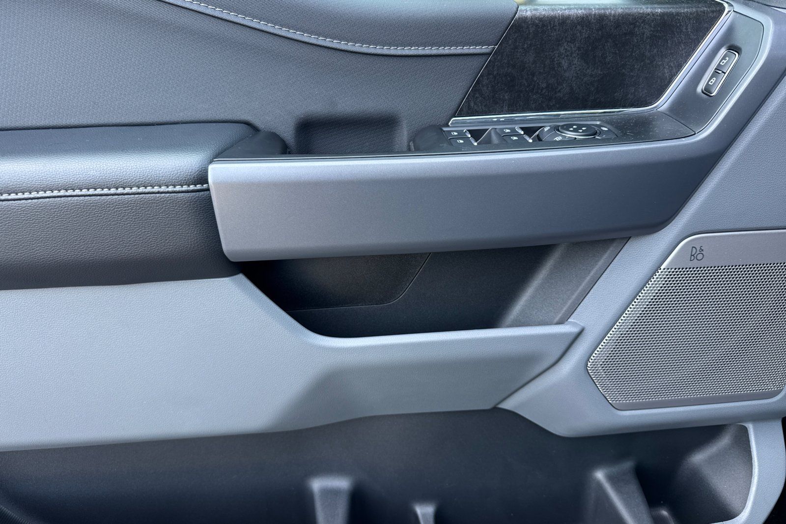 2025 Ford F-150 Lightning Flash - Photo 10