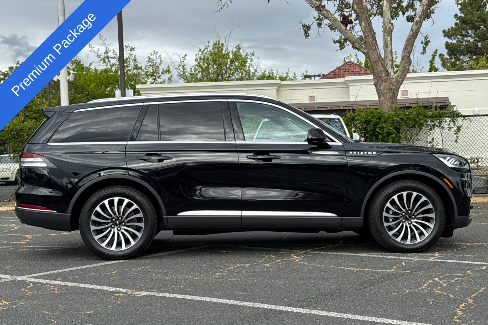 2023 Lincoln Aviator Premium photo 2