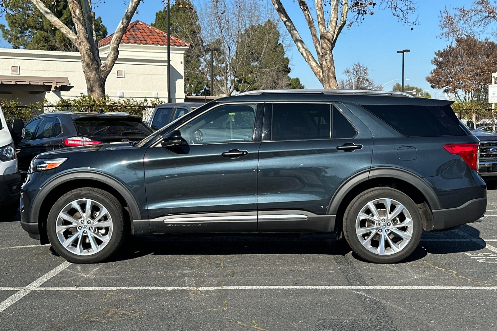 2022 Ford Explorer Platinum photo 3