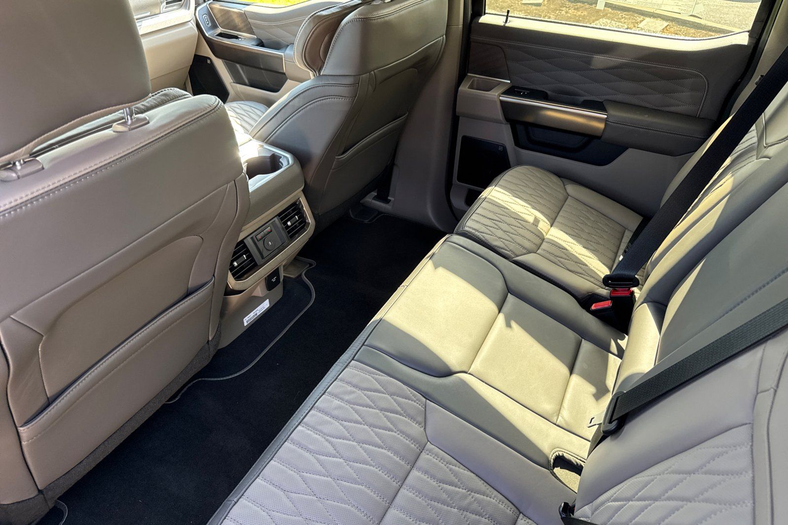 2025 Ford F-350 Super Duty Platinum - Photo 11