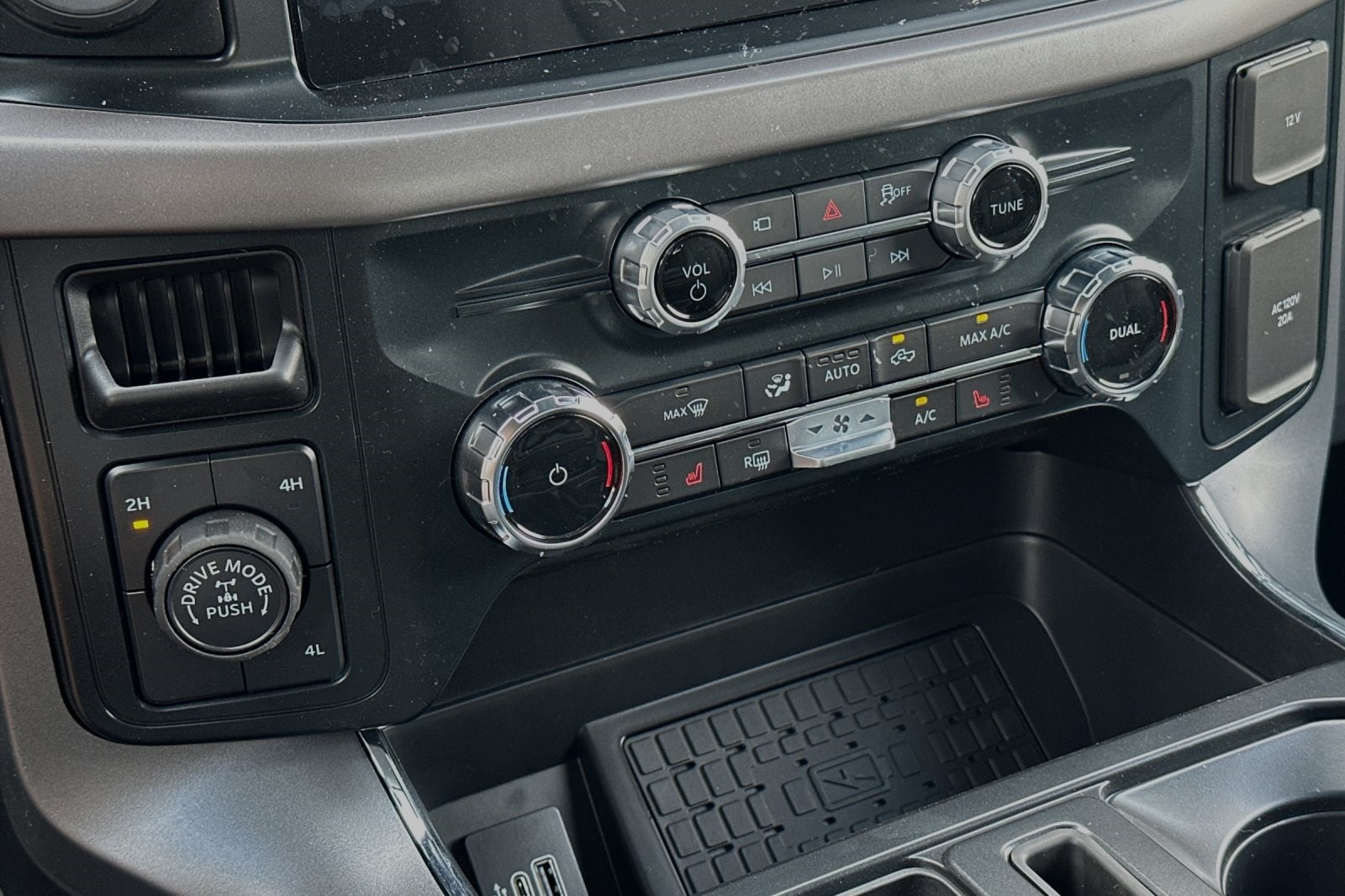 2025 Ford F-150 XLT - Photo 19