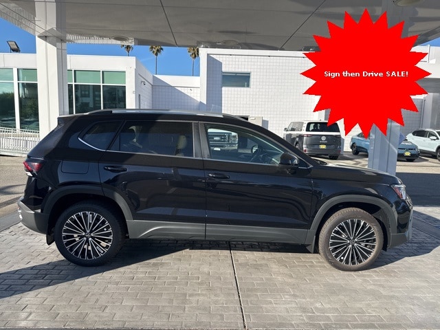 2025 Volkswagen Taos SE's photo