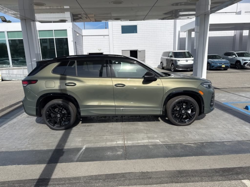 New 2026 Volkswagen Tiguan 2.0T SE R-Line Black SUV