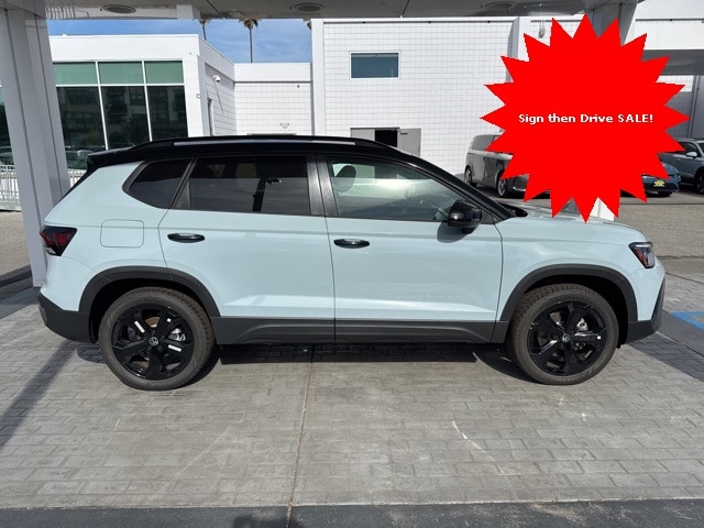 2025 Volkswagen Taos SE Black's photo