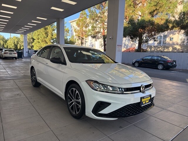 2025 Volkswagen Jetta 1.5T Sport photo 2