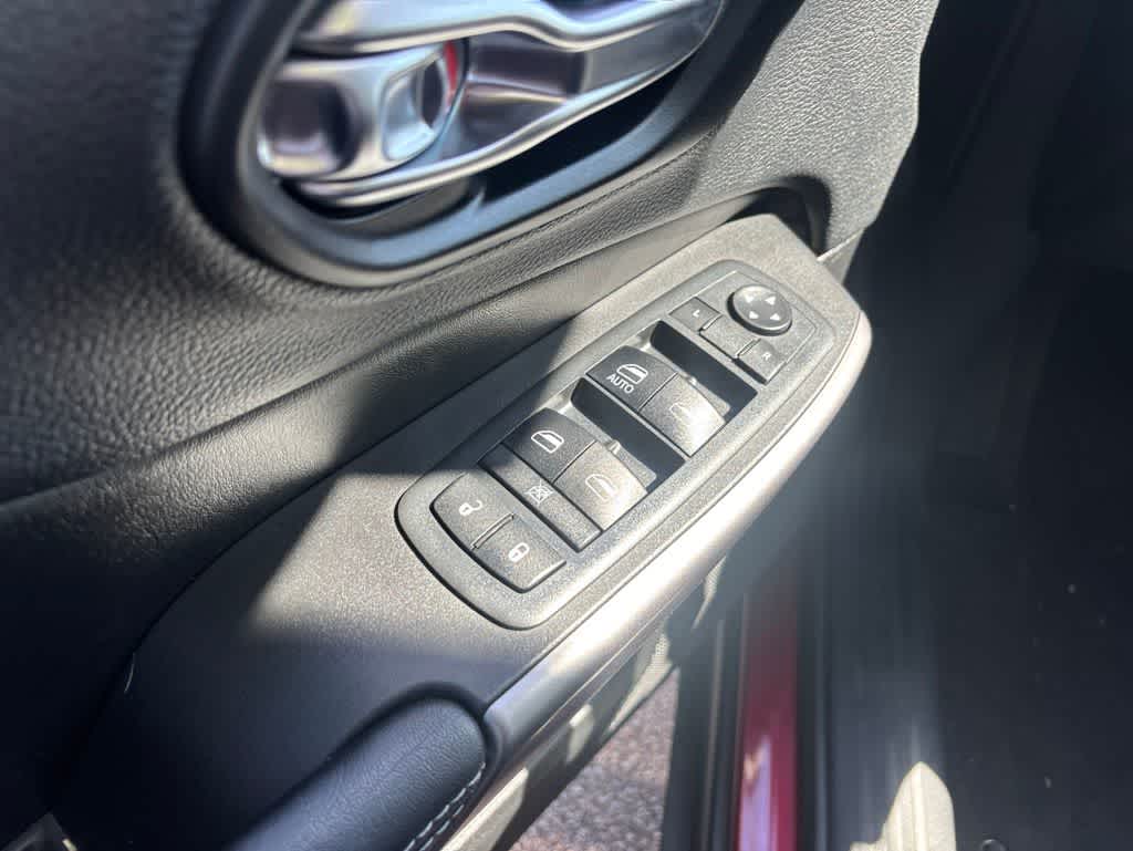 Thumbnail: 2019 Jeep Cherokee - 21