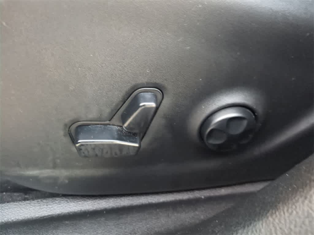 Thumbnail: 2019 Jeep Cherokee - 18