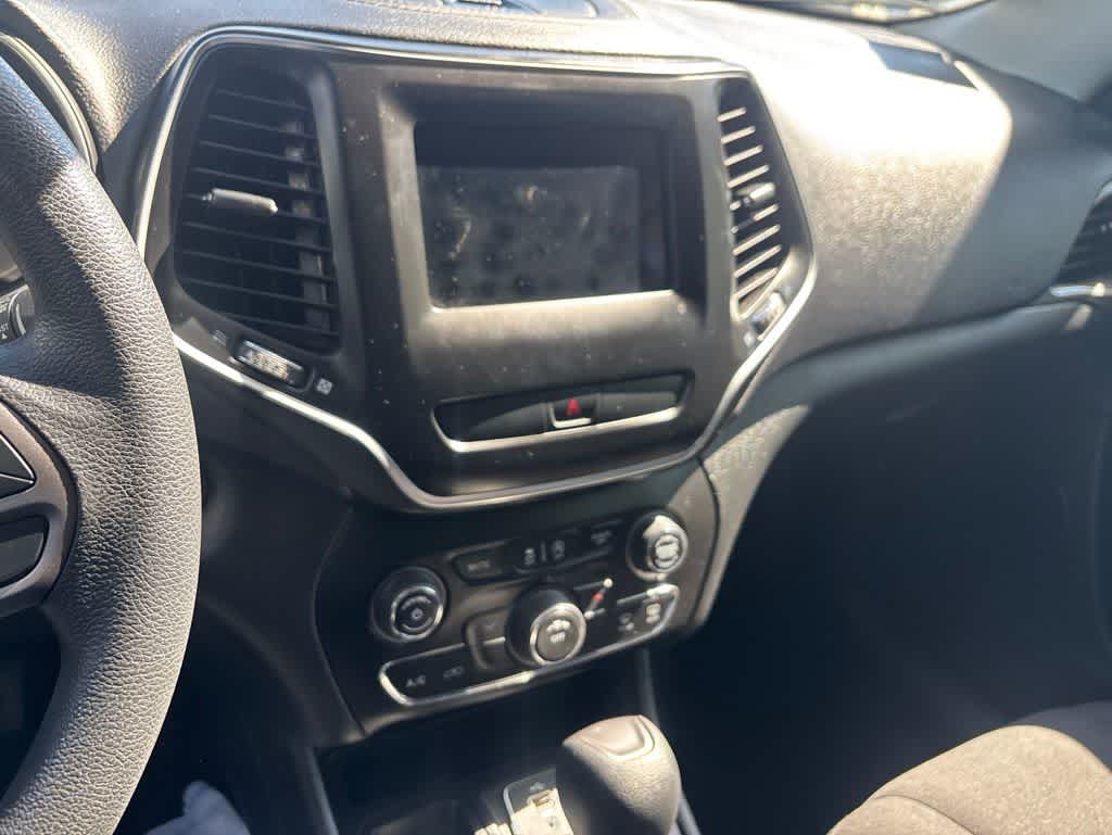 Thumbnail: 2019 Jeep Cherokee - 18
