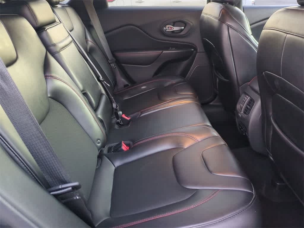 Thumbnail: 2019 Jeep Cherokee - 21