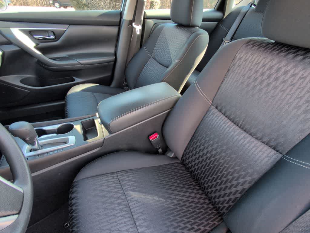 Thumbnail: 2017 Nissan Altima - 16