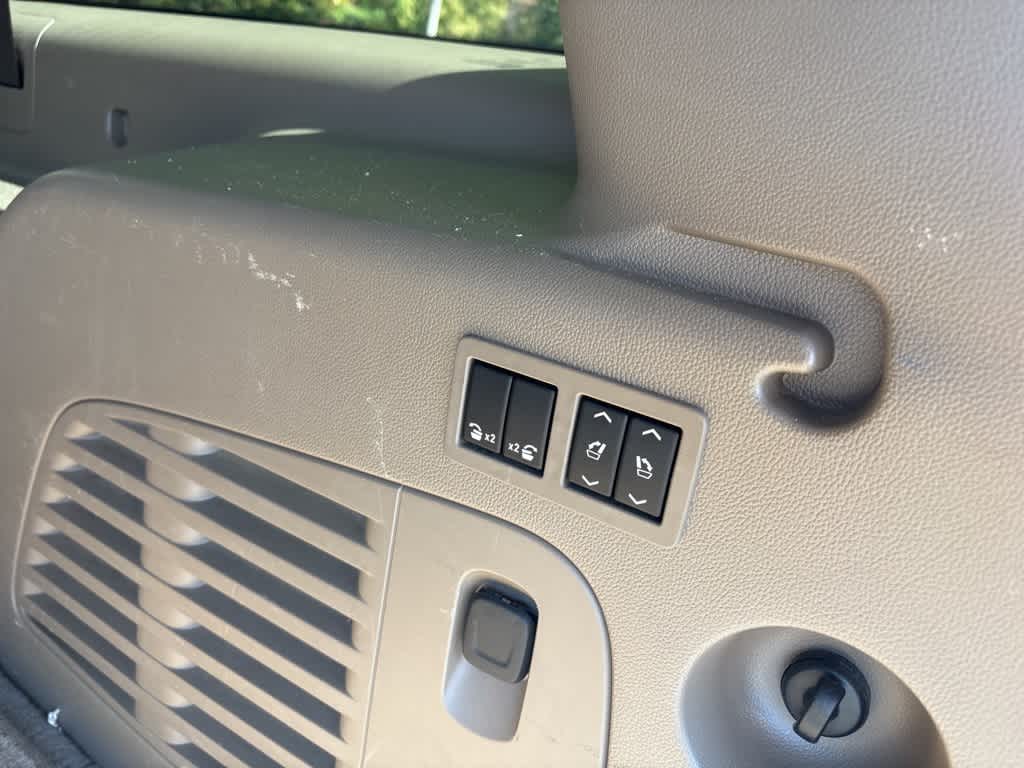 Thumbnail: 2018 Chevrolet Suburban - 32