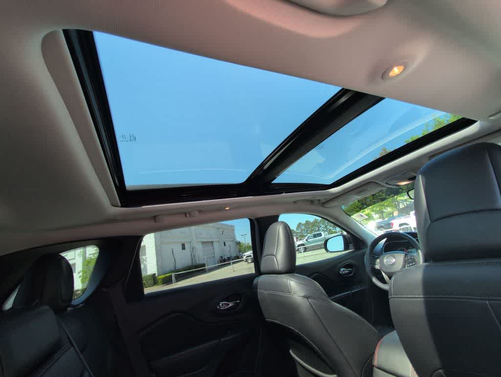 Thumbnail: 2019 Jeep Cherokee - 23