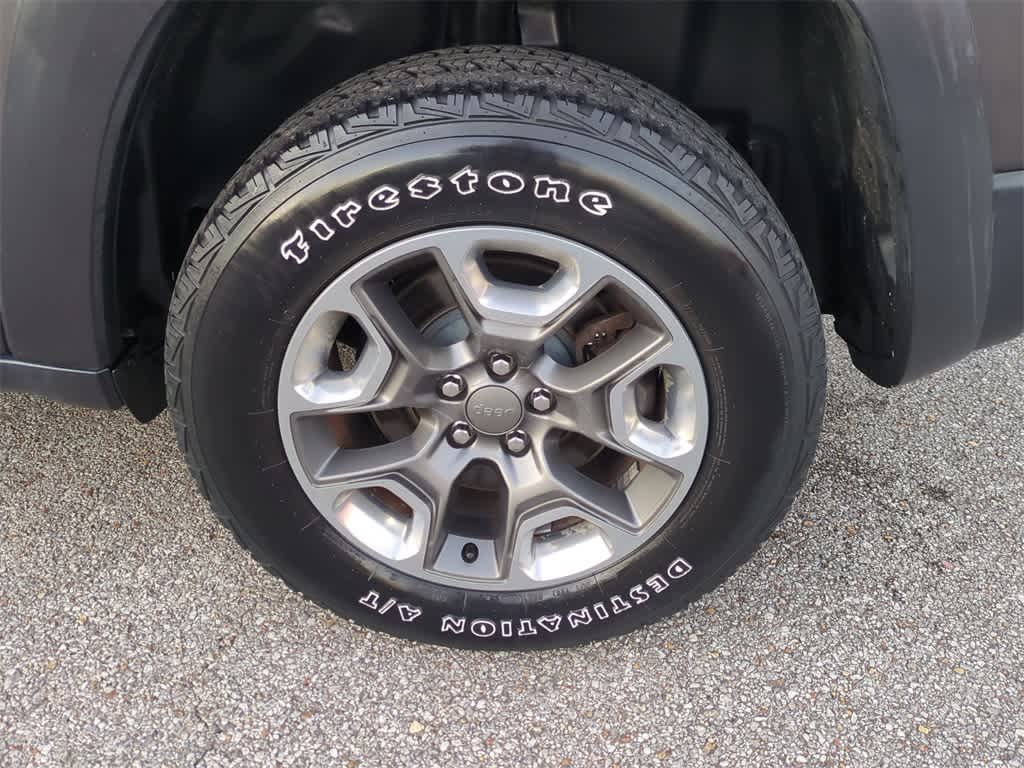 Thumbnail: 2019 Jeep Cherokee - 14