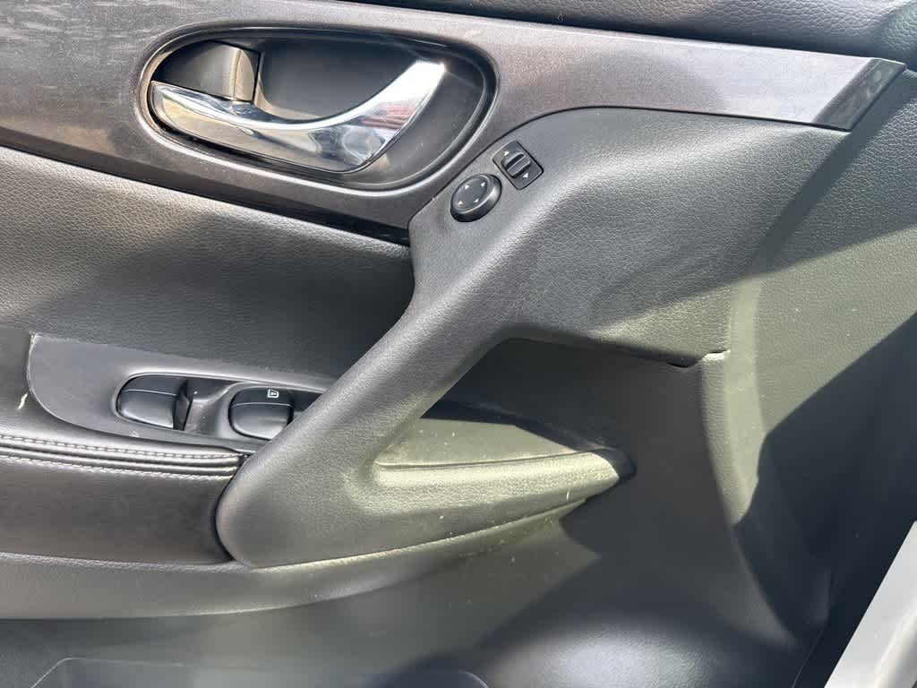 2018 Nissan Rogue SV 9