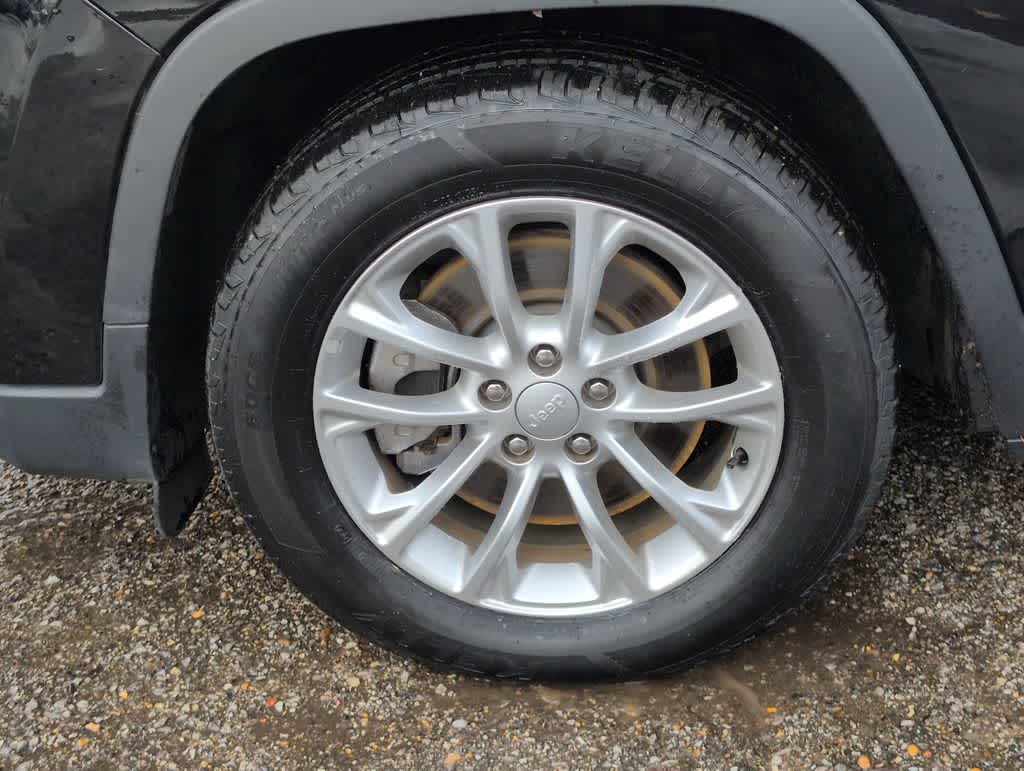 Thumbnail: 2019 Jeep Cherokee - 14