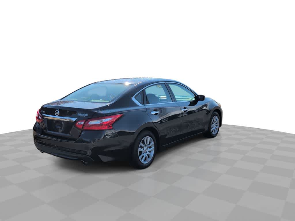 Thumbnail: 2017 Nissan Altima - 8