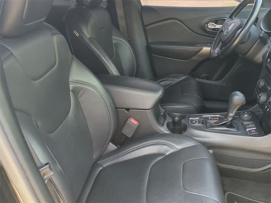 Thumbnail: 2021 Jeep Cherokee - 22