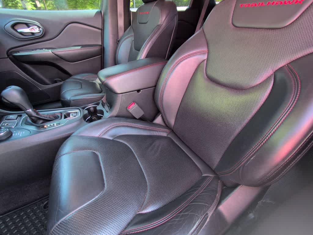 Thumbnail: 2019 Jeep Cherokee - 17