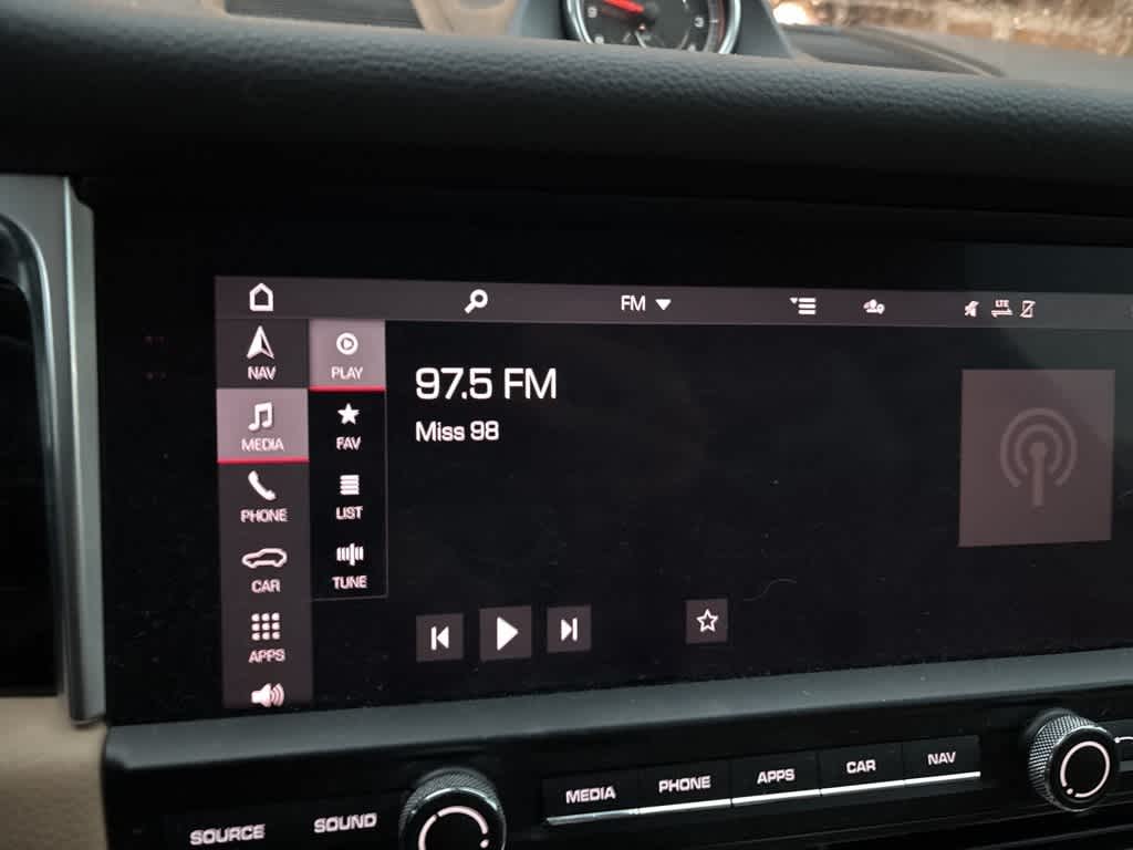 2021 Porsche Macan S 11
