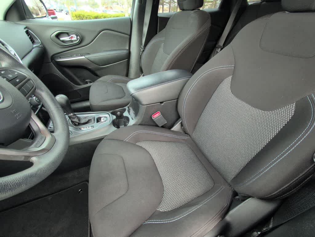 Thumbnail: 2019 Jeep Cherokee - 17