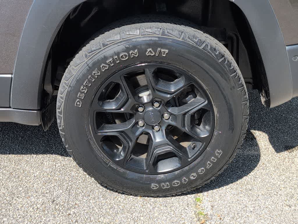 Thumbnail: 2019 Jeep Cherokee - 14