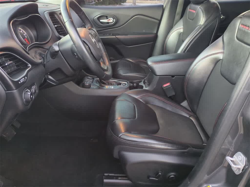 Thumbnail: 2019 Jeep Cherokee - 17