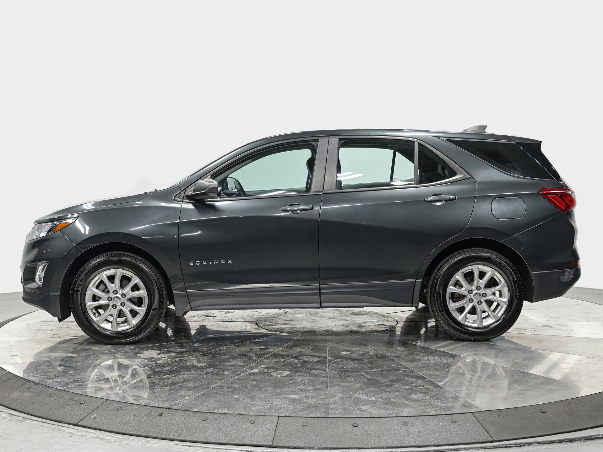 2020 Chevrolet Equinox LS photo 2