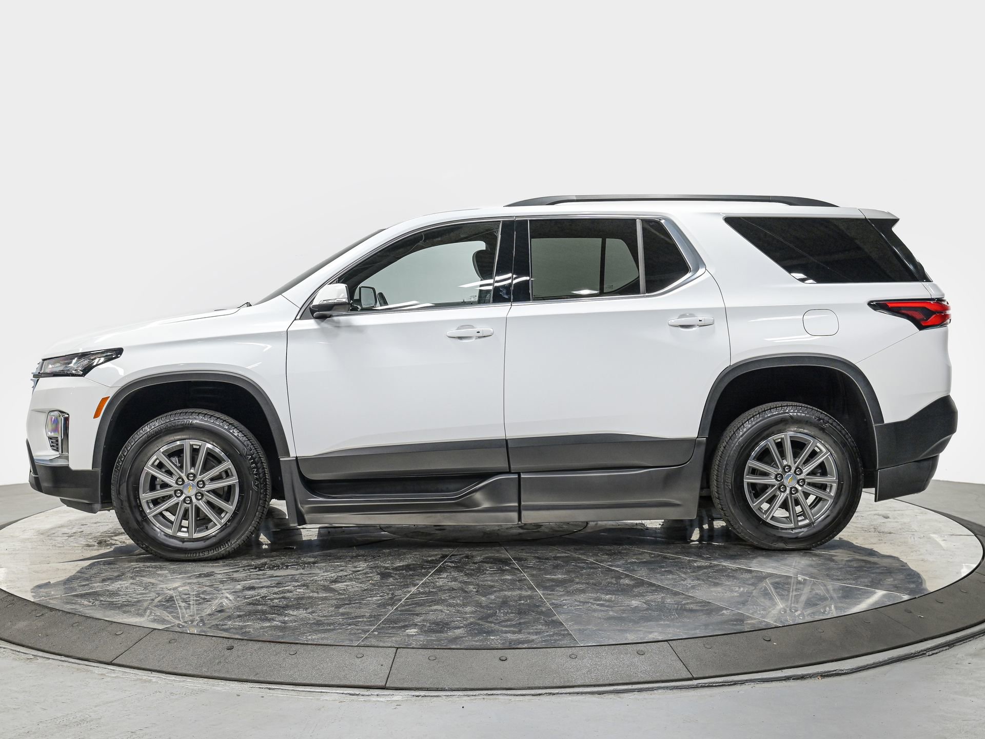 2023 Chevrolet Traverse Cloth photo 2