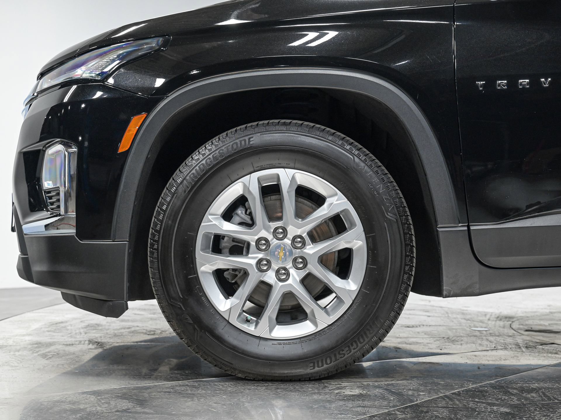 2023 Chevrolet Traverse LS photo 3