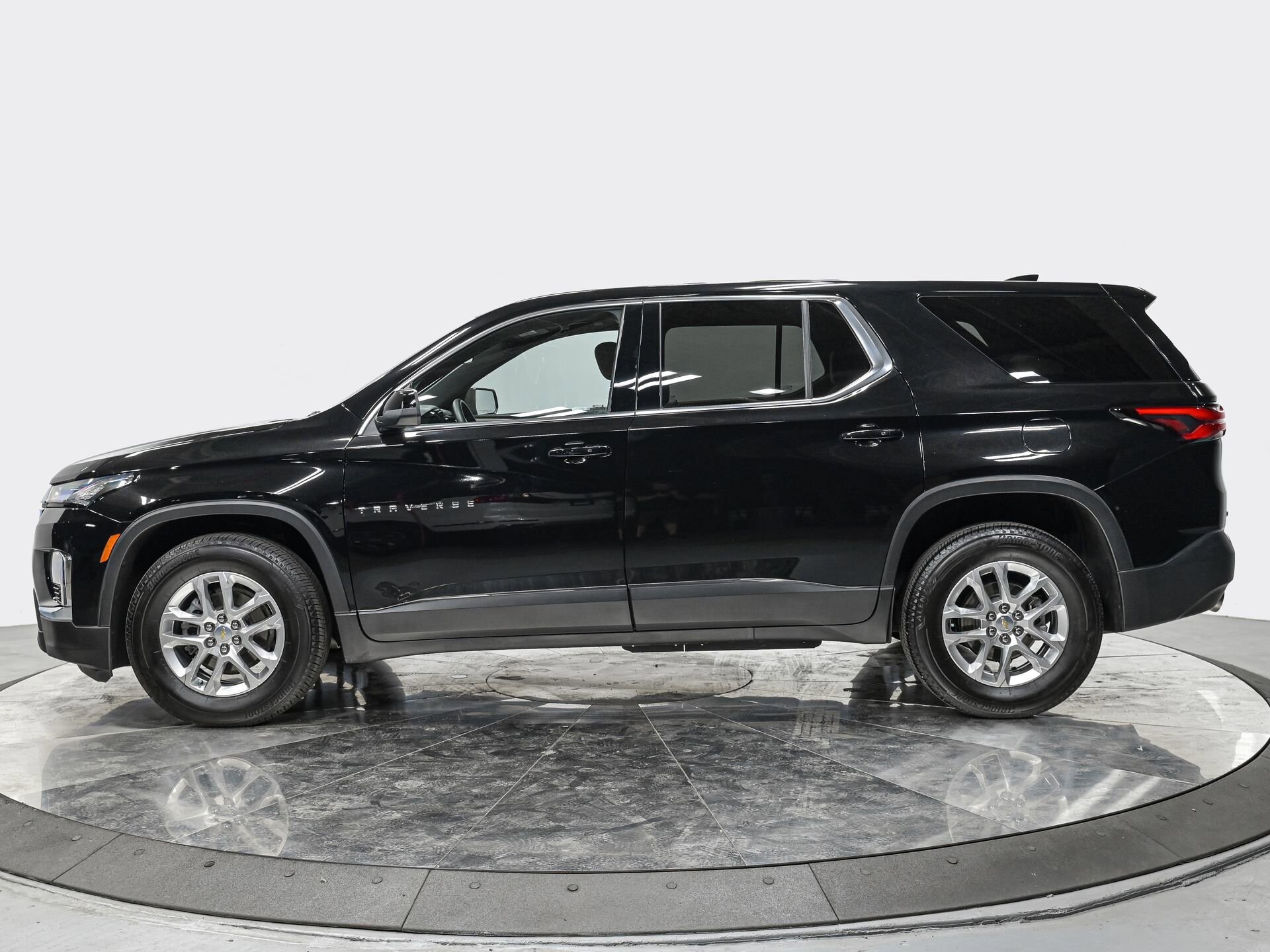 2023 Chevrolet Traverse LS photo 2