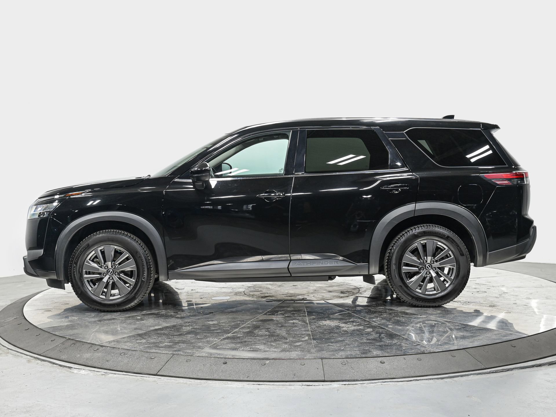 2022 Nissan Pathfinder S photo 2