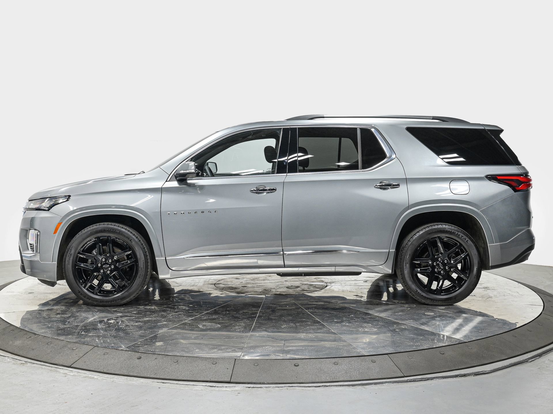 2023 Chevrolet Traverse Premier photo 2