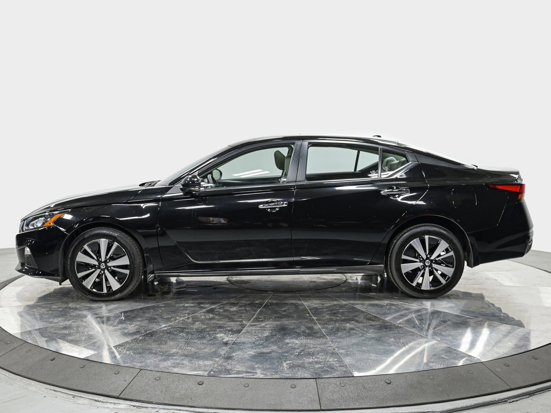 2022 Nissan Altima 2.5 SV photo 2