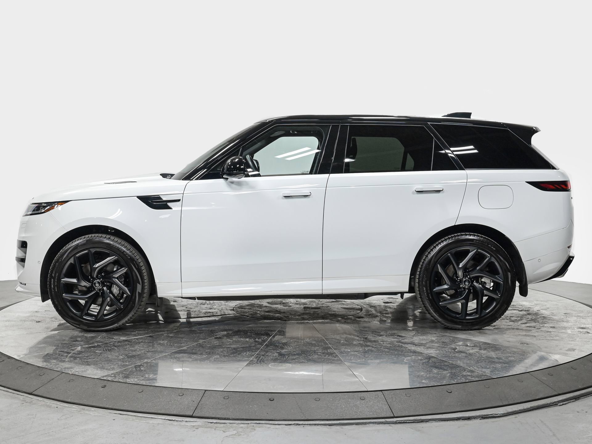 Used 2025 Land Rover Range Rover Sport Dynamic SE with VIN SAL1L9E43SA474817 for sale in Queens, NY