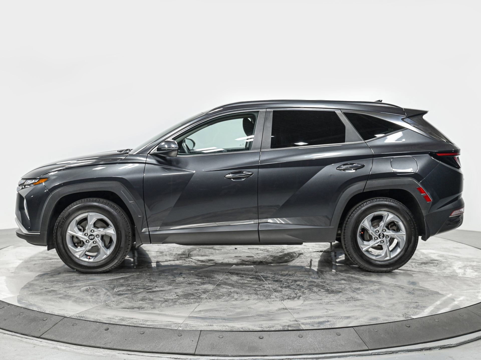 Used 2022 Hyundai Tucson SEL with VIN 5NMJBCAE3NH032572 for sale in Forest Hills, NY