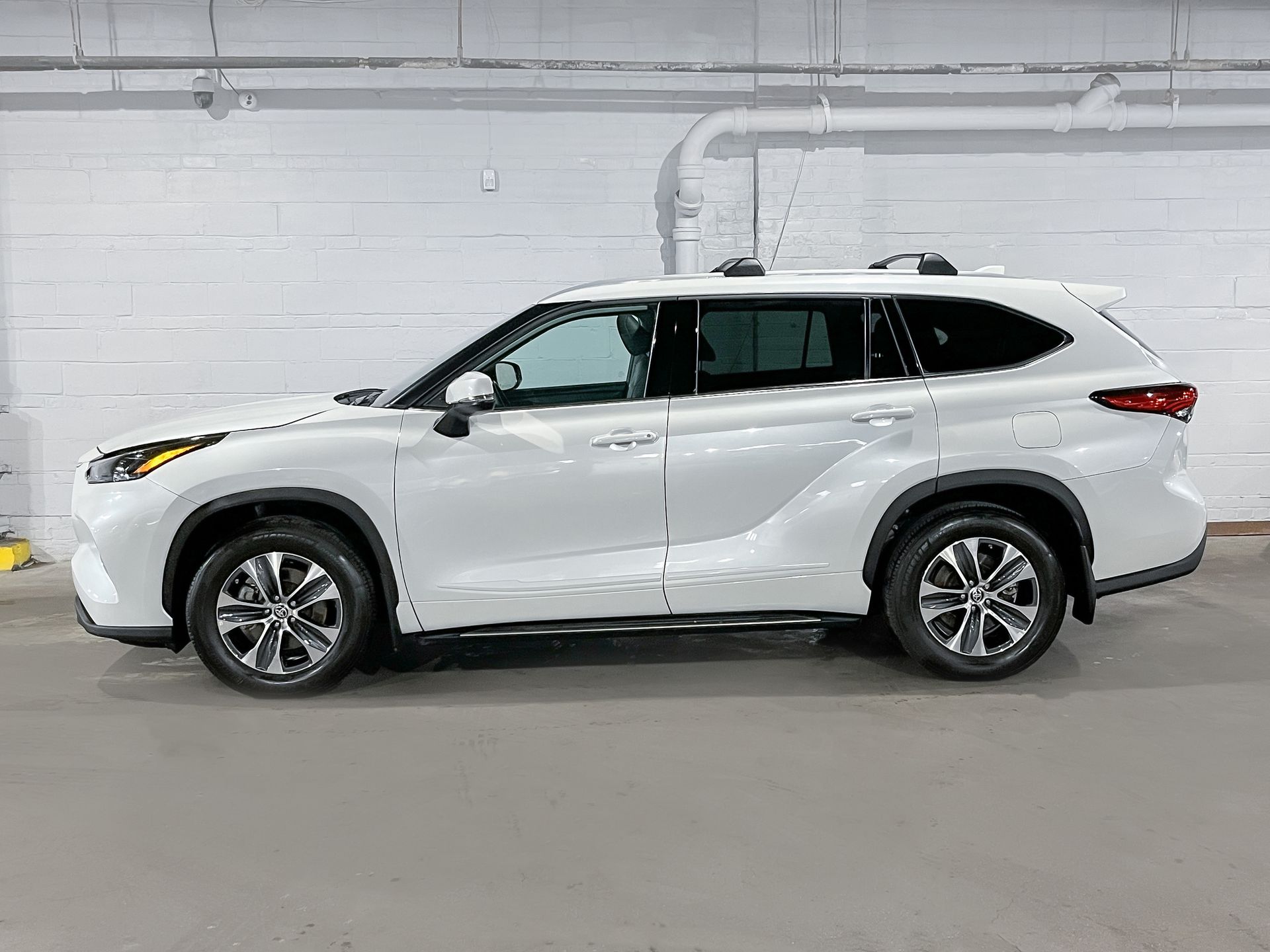 Used 2022 Toyota Highlander XLE with VIN 5TDHZRBHXNS224459 for sale in Forest Hills, NY