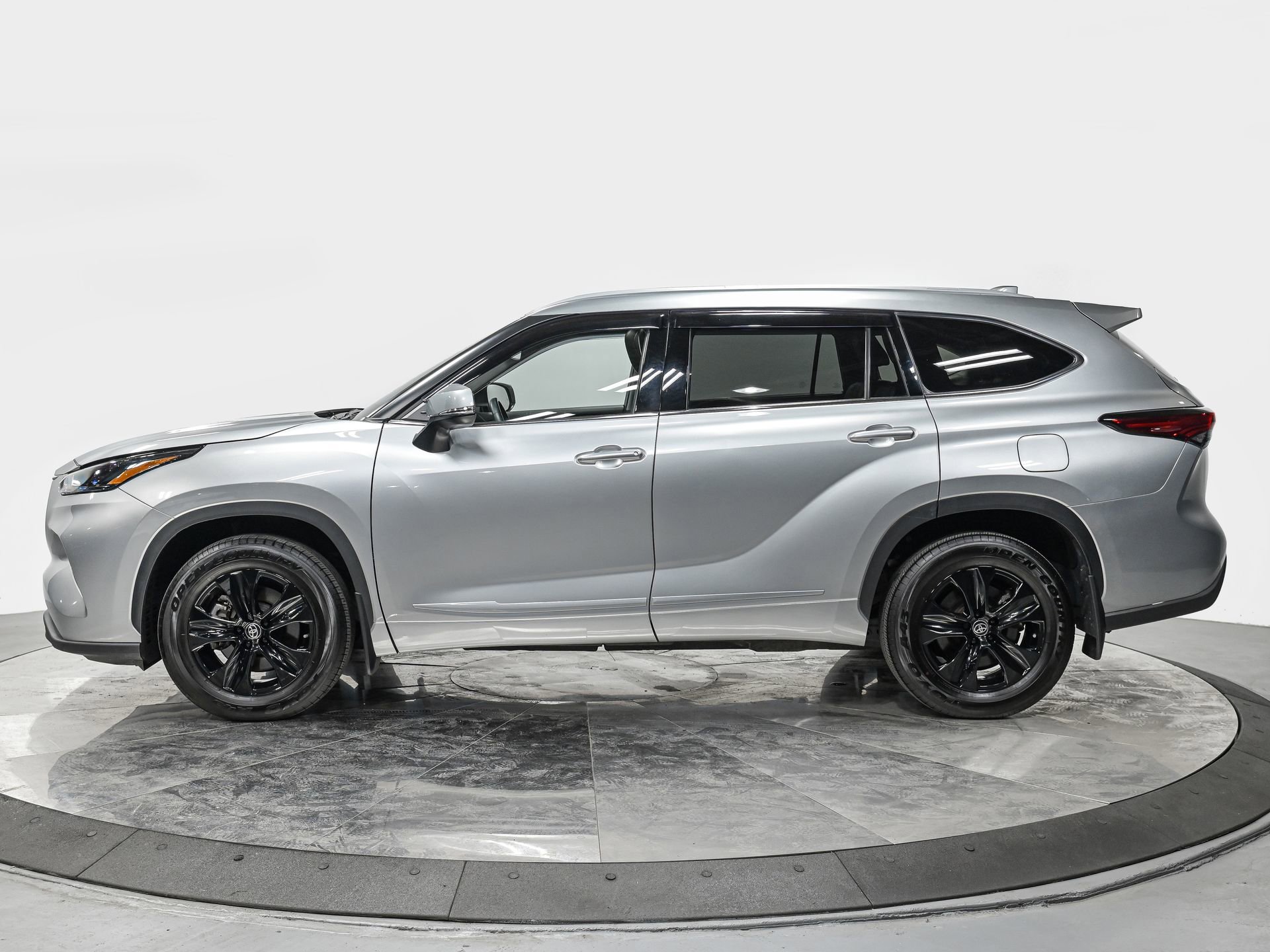 Used 2022 Toyota Highlander XLE with VIN 5TDGZRBH2NS232938 for sale in Forest Hills, NY