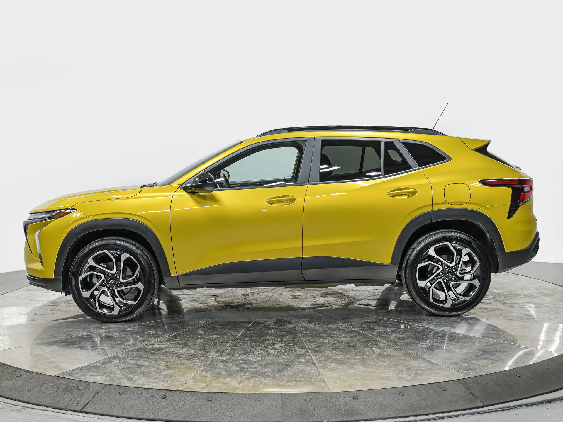 2025 Chevrolet Trax photo 2