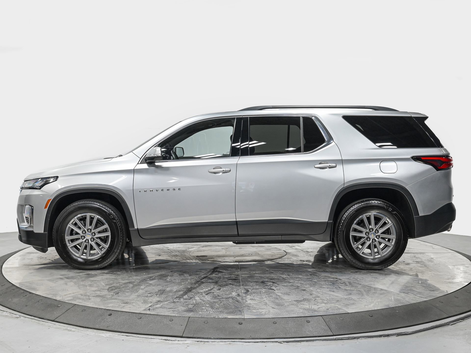 Used 2022 Chevrolet Traverse 1LT with VIN 1GNEVGKW9NJ132667 for sale in Forest Hills, NY