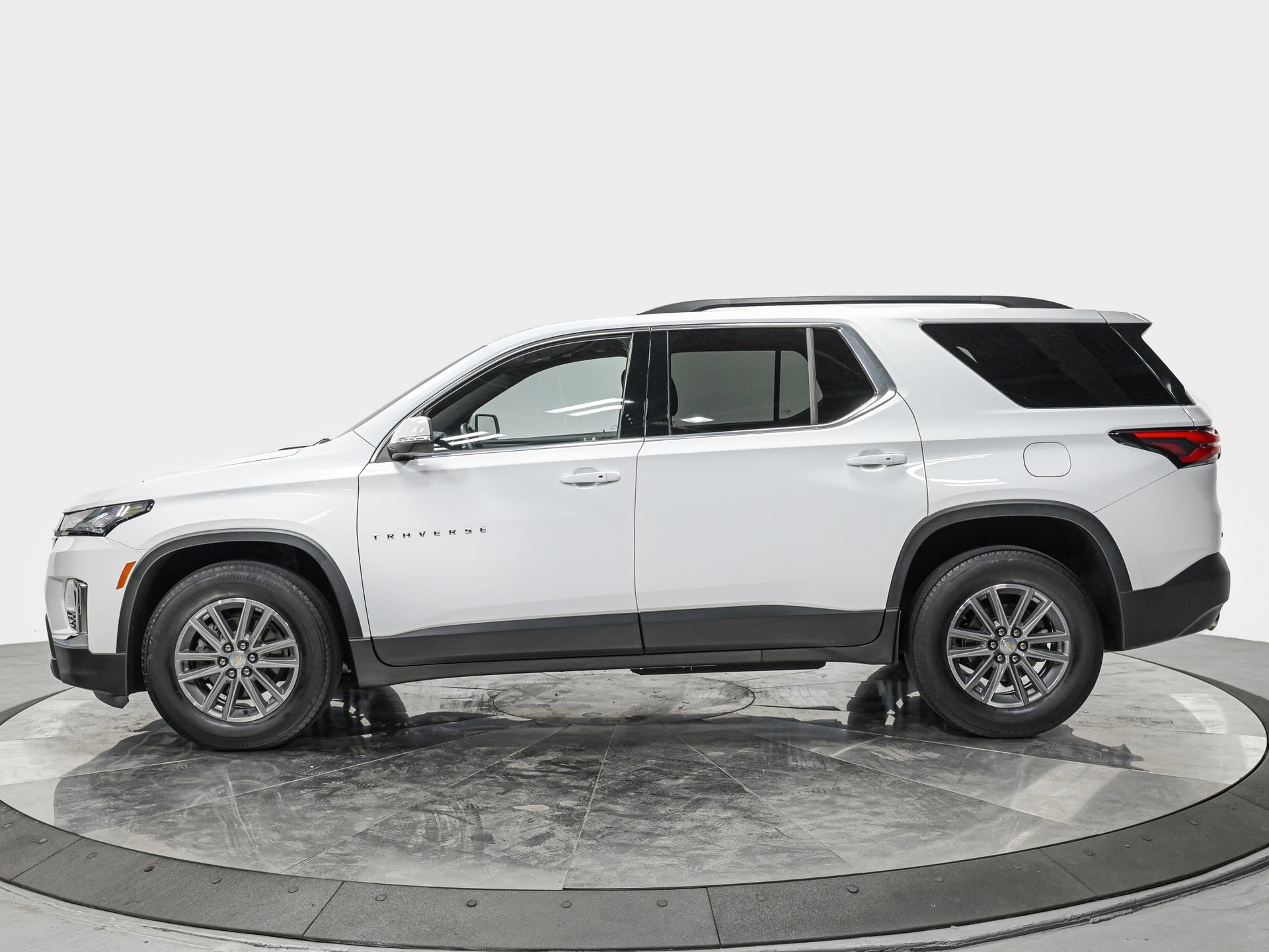 Used 2022 Chevrolet Traverse 1LT with VIN 1GNEVGKW4NJ194624 for sale in Queens, NY