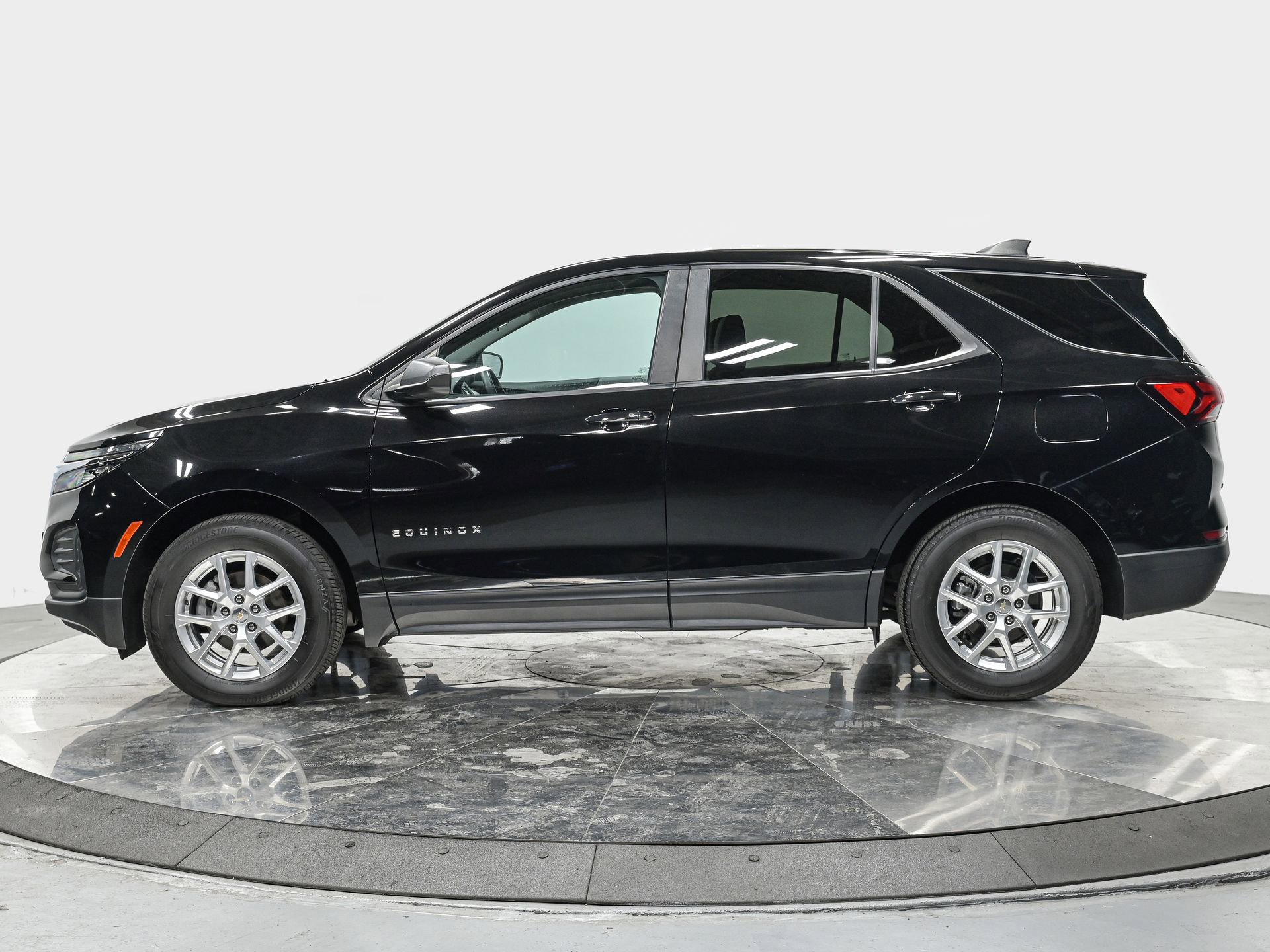 2023 Chevrolet Equinox LS photo 2