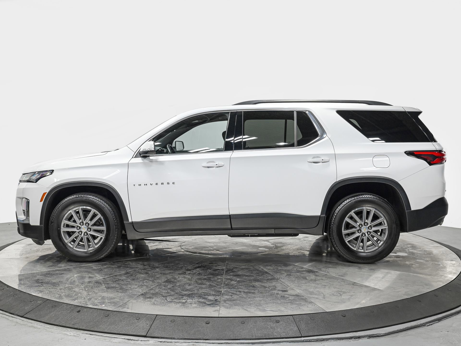 Used 2022 Chevrolet Traverse 1LT with VIN 1GNEVGKW6NJ186881 for sale in Forest Hills, NY