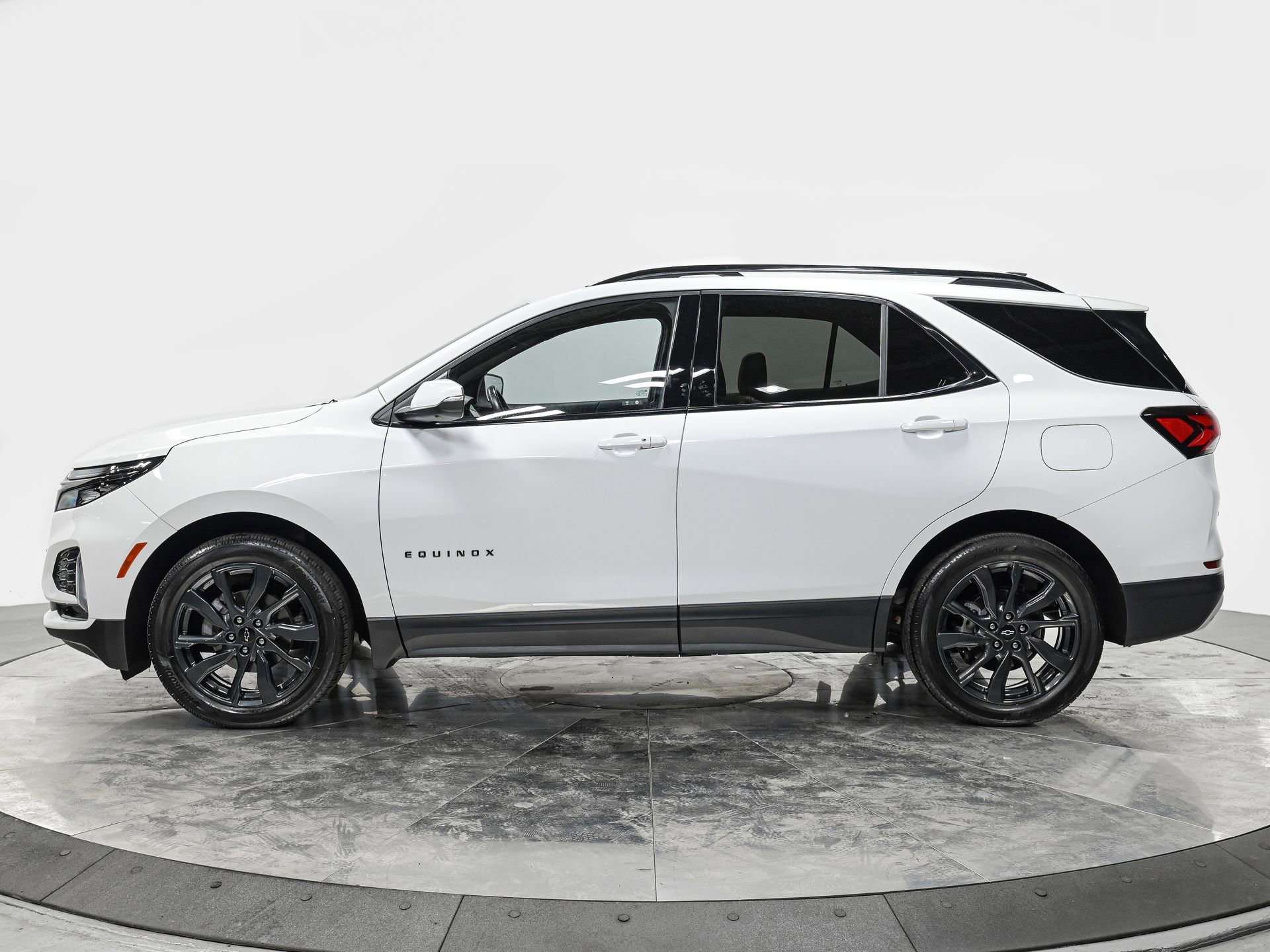 Used 2022 Chevrolet Equinox RS with VIN 3GNAXWEV4NS140678 for sale in Forest Hills, NY