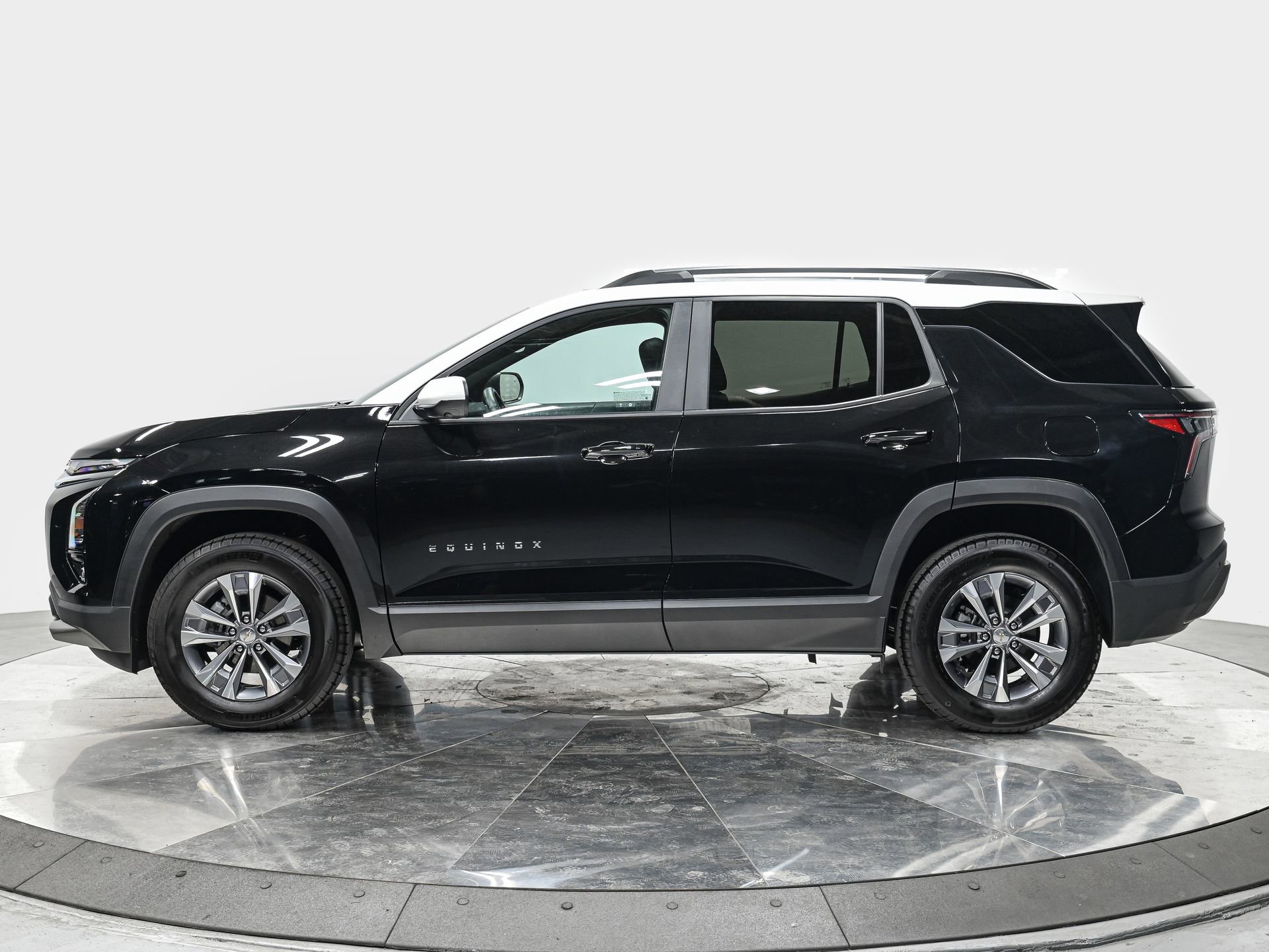 2025 Chevrolet Equinox LT photo 2