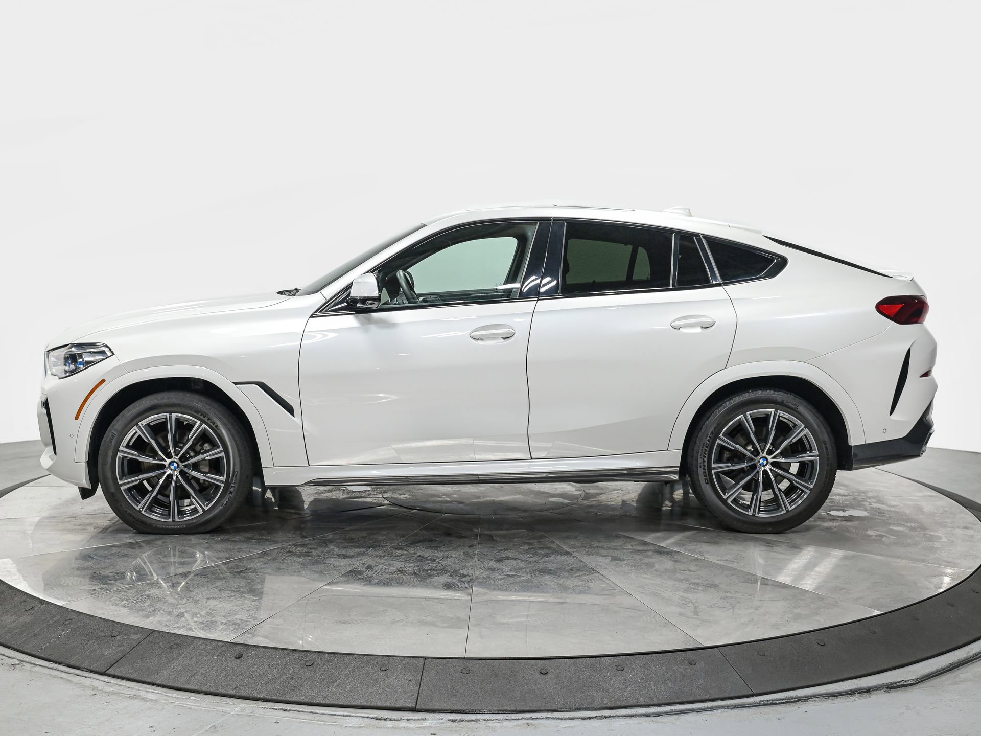 Used 2022 BMW X6 40i with VIN 5UXCY6C04N9L11047 for sale in Forest Hills, NY