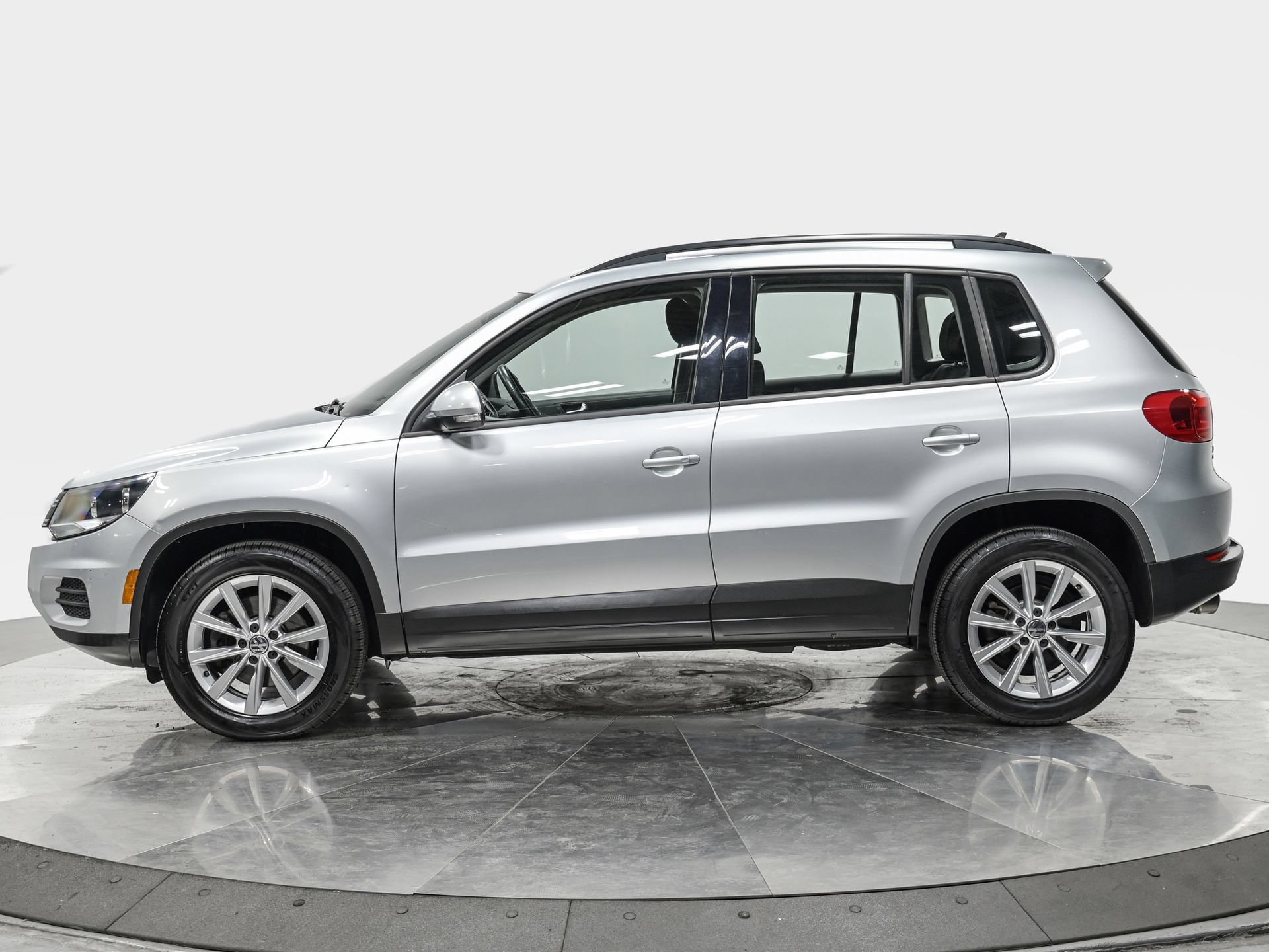 Used 2018 Volkswagen Tiguan Limited Base with VIN WVGBV7AX2JK002154 for sale in Queens, NY